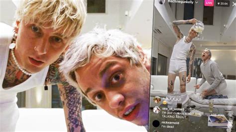 Pete Davidson and Machine Gun Kelly strip and open。